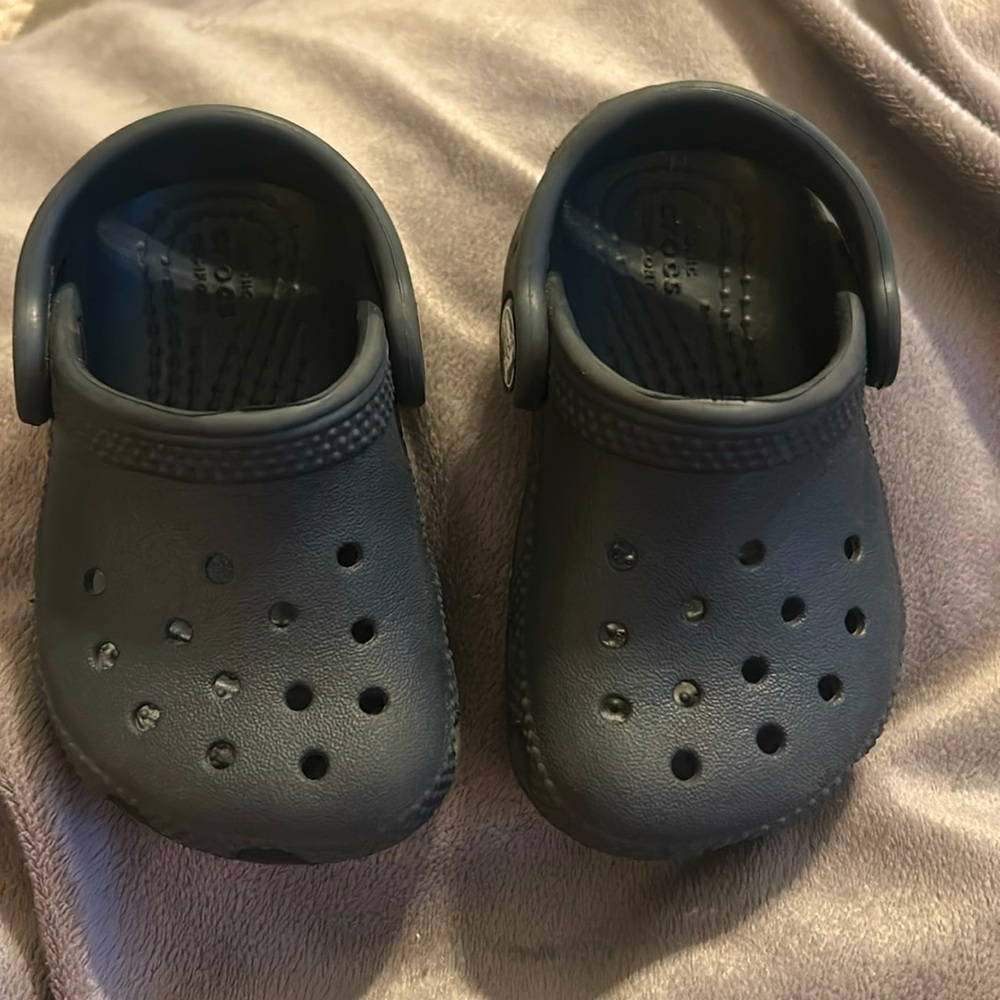 Toddler black crocs size 4